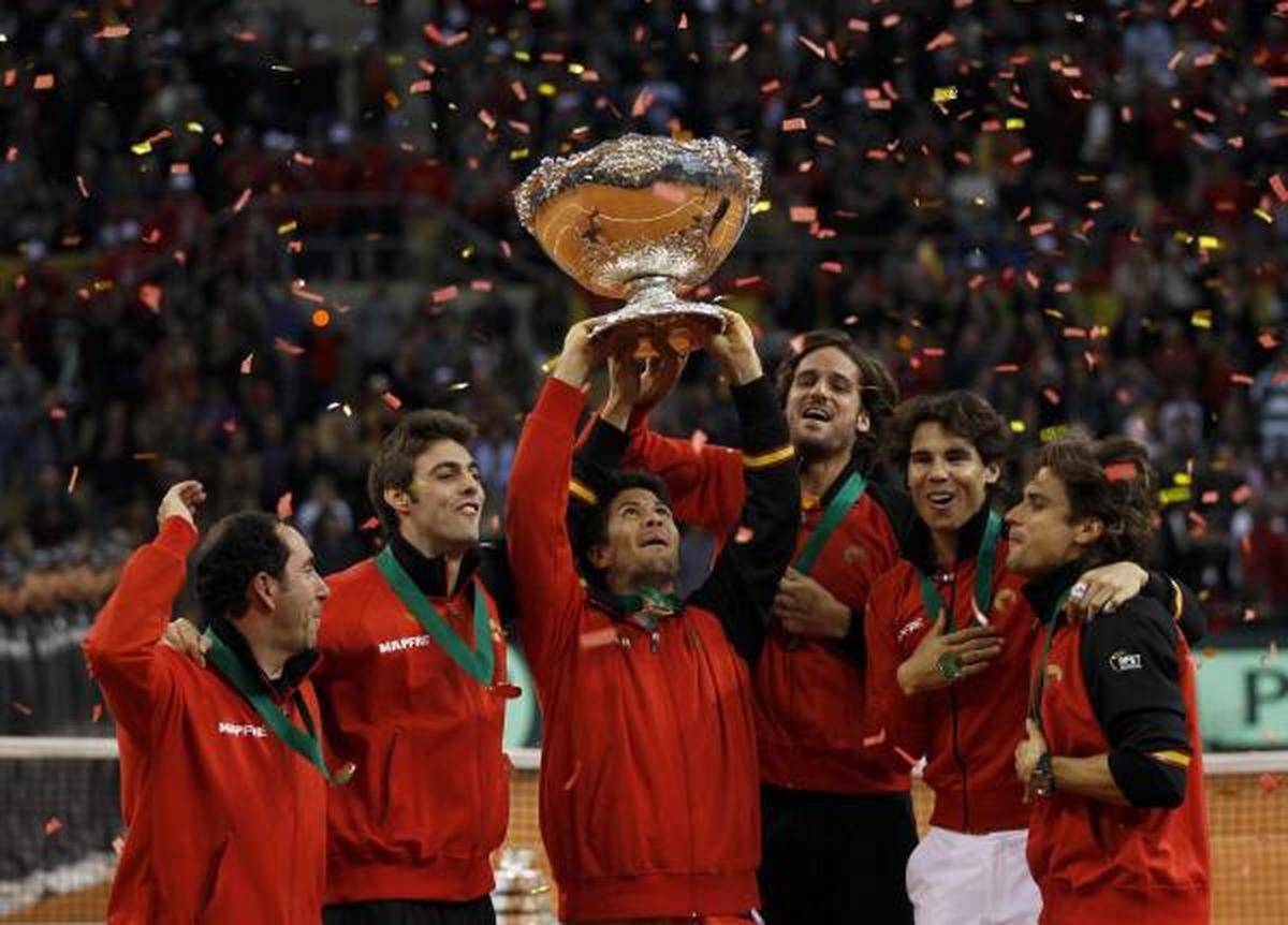 Các cầu thủ Tây Ban Nha ăn mừng sau khi vô địch Davis Cup 2011. Các cầu thủ Tây Ban Nha ăn mừng sau khi vô địch Davis Cup 2011.